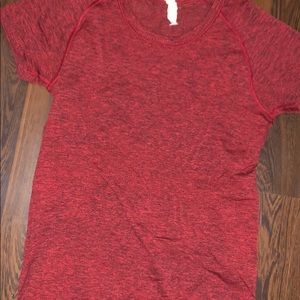 lululemon heathered red short sleeve shirt
